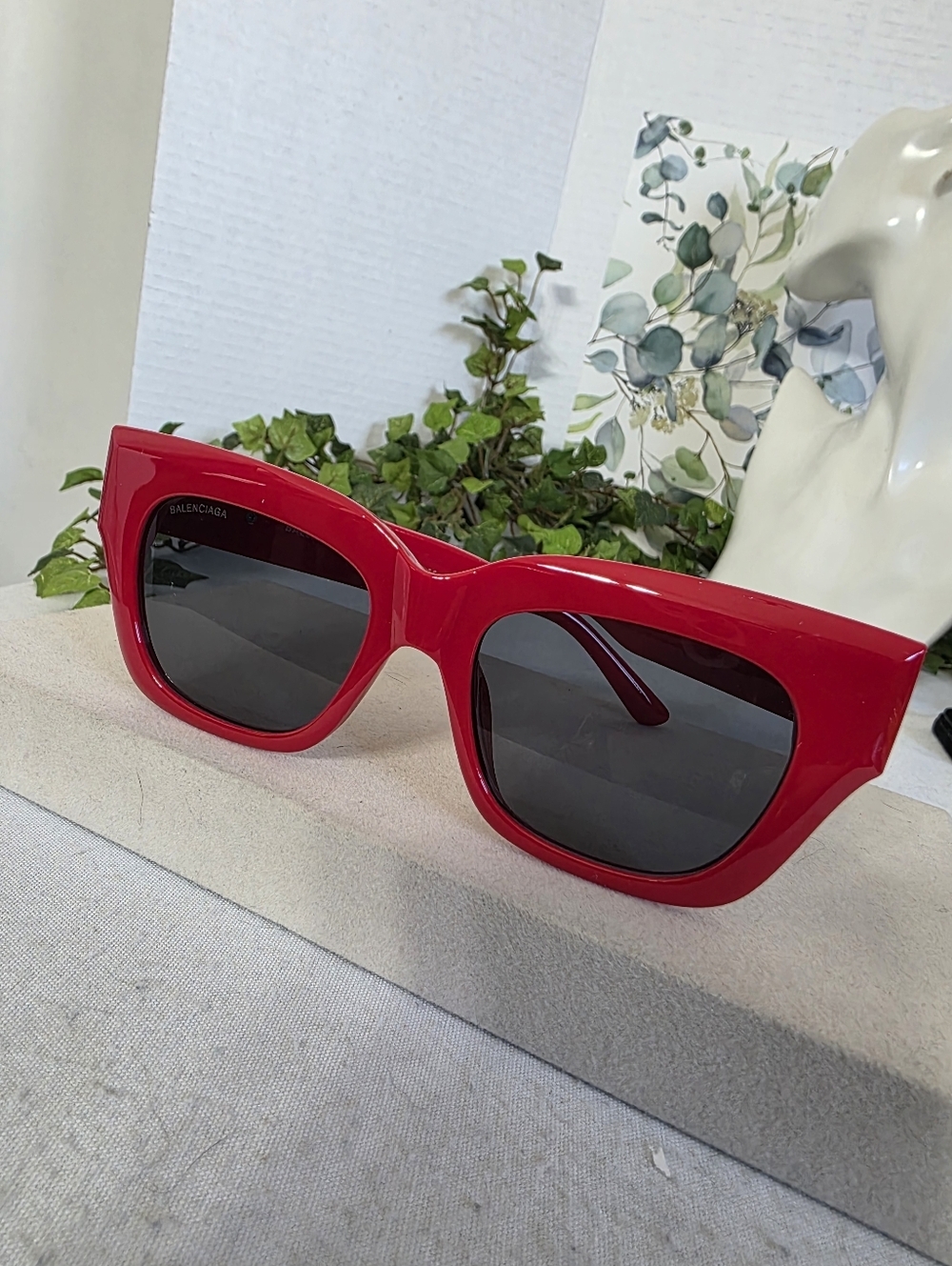 Luxe Red Frame Fashion Sunglasses